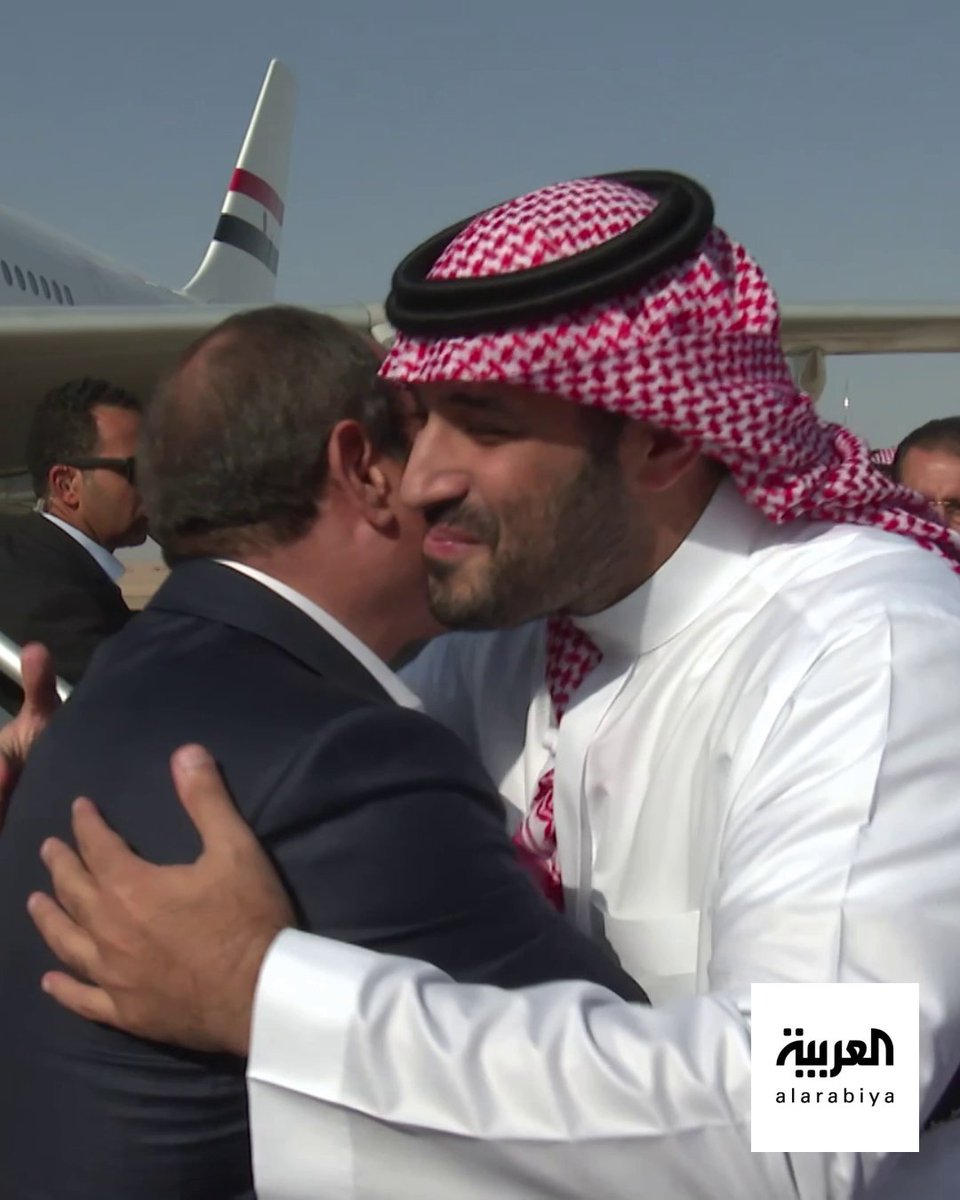 وصول الرئيس المصري عبدالفتاح السيسي إلى مطار خليج نيوم، وولي العهد السعودي في استقباله.