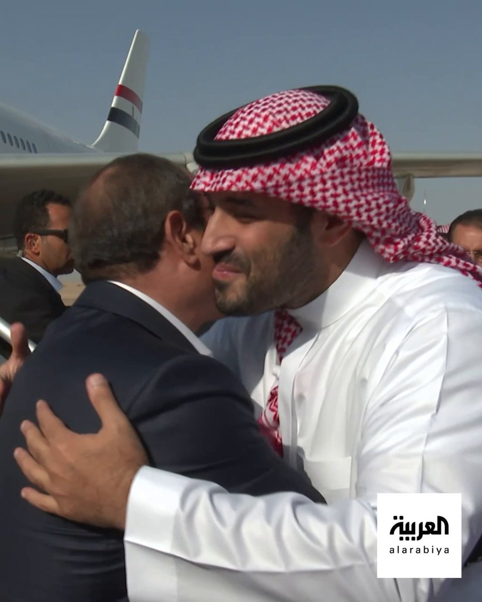 وصول الرئيس المصري عبدالفتاح السيسي إلى مطار خليج نيوم، وولي العهد السعودي الأمير محمد بن سلمان في استقباله.