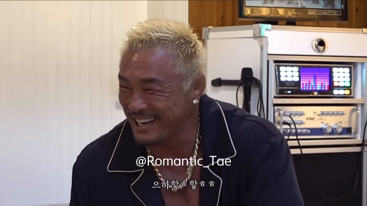 On Choo Sung-hoon’s YouTube channel, Park Seo-joon appeared as a guest. When a staff member said, “Let’s hang out with the Wooga Fam sometime,” Choo turned to Seo-joon and asked, “So when would that be possible?” Seo-joon burst out laughing. Caption: “collab with Wooga Fam, let’s go!”