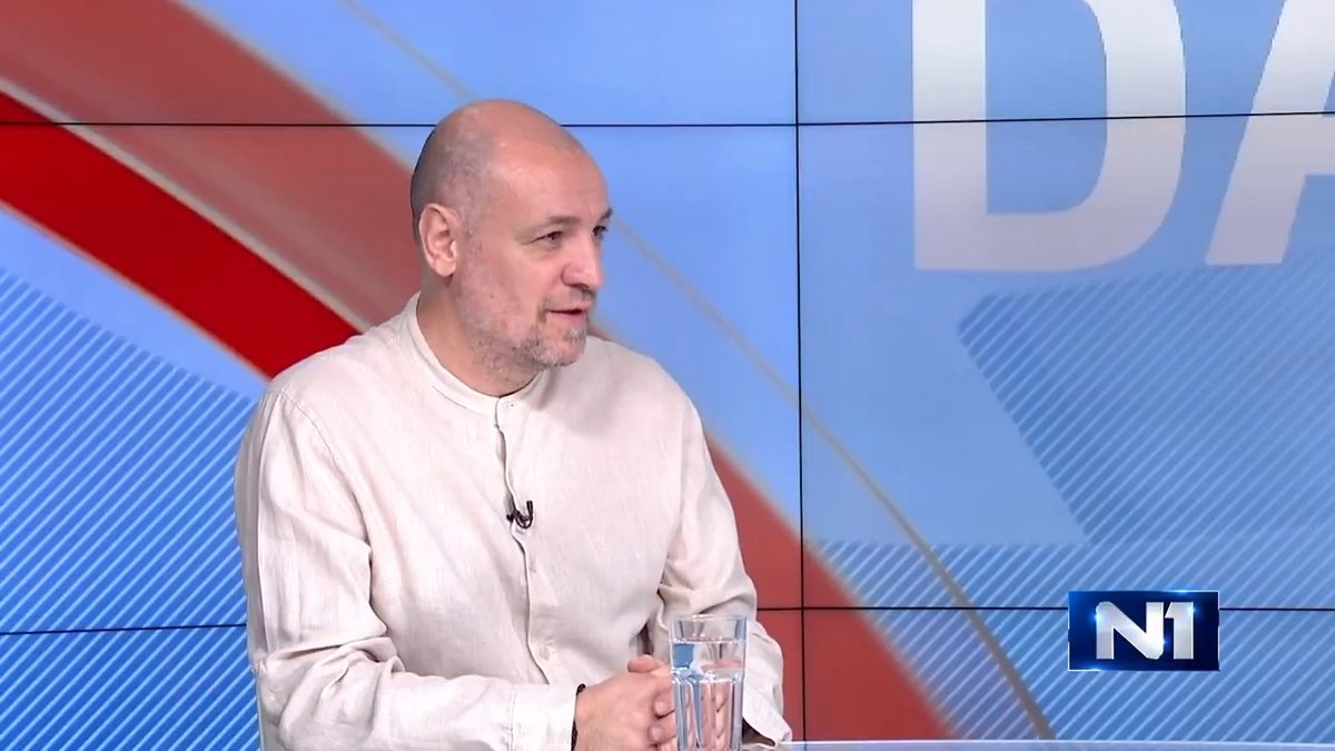 Novinar Radars_rs Vuk Cvijić navodi da i dalje ne zna šta je bio motiv za napad na njega, kada ga je policajac isprskao hemijskim sredstvom dok je stajao na protestu. "Ne znam šta je bio cilj, da li da mene zastraše, upozore ili čisto mučenje. Pretpostavljam da ima nezadovoljnih ljudi u policiji mojim pisanjem, recimo pisanjem o ubistvu Dalibora Dragijevića u Boru, ili ovim batinanjima, ili izveštavanju šta se desilo ispred Pravnog. Ne znam šta je motiv", kazao je Cvijić u #DanUživo sa Maja Dragić 🍓