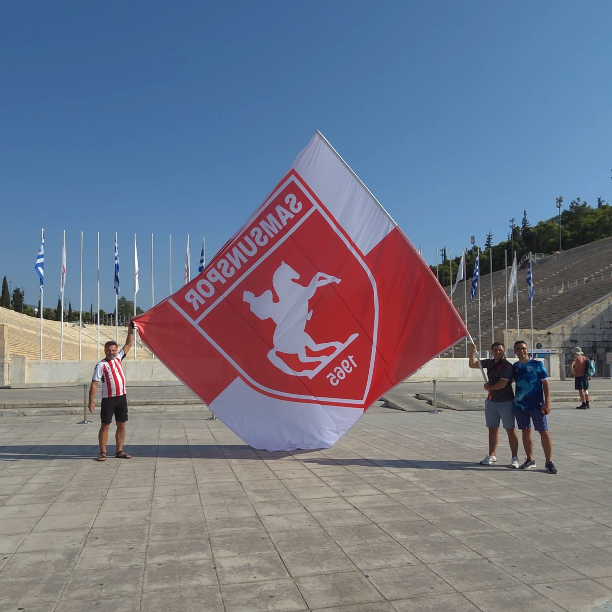 Οπαδοι ελληνικών ομάδων, αλληλομαχαιρωνονται μεταξυ τους αλλα τουμπεκιαζουν σε κάτι τέτοια. Για αυτό σας μισουμε ρε οπαδοί της πουτσας.