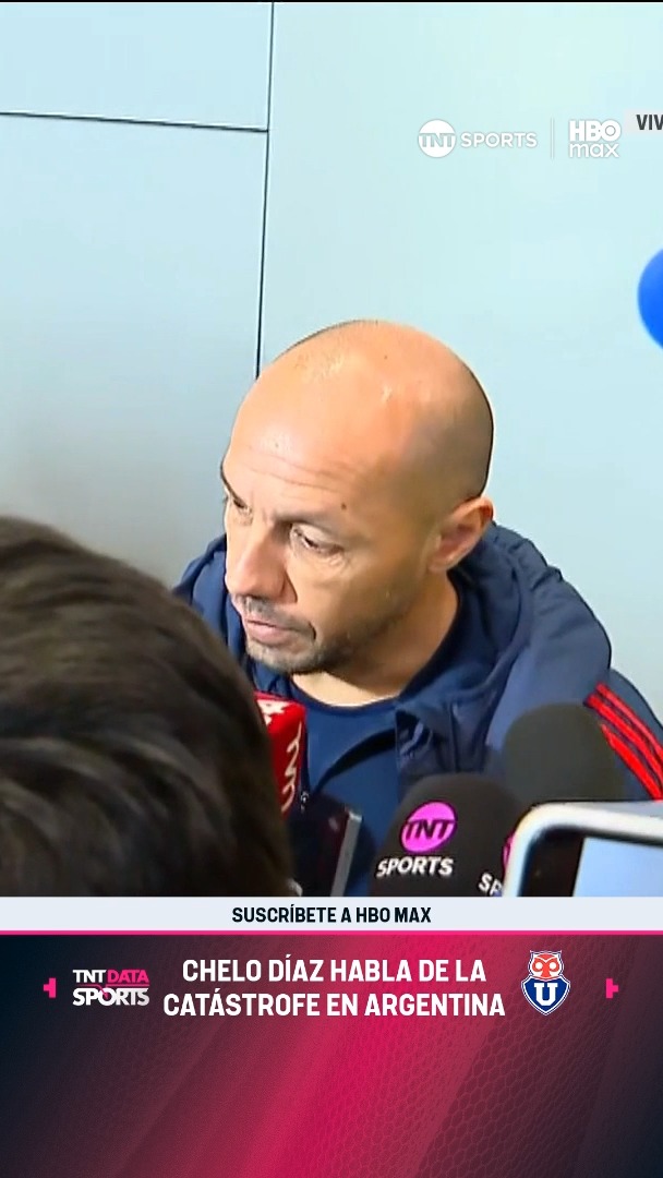 🚨🔵🔴 HABLÓ EL CAPITÁN DE LOS AZULES En la llegada del plantel de #LaU a Santiago, Marcelo Díaz alzó la voz respecto a lo sucedido con los hinchas en el Estadio Libertadores de América ante Independiente. Más detalles en 📲 Link en la BIO 📍