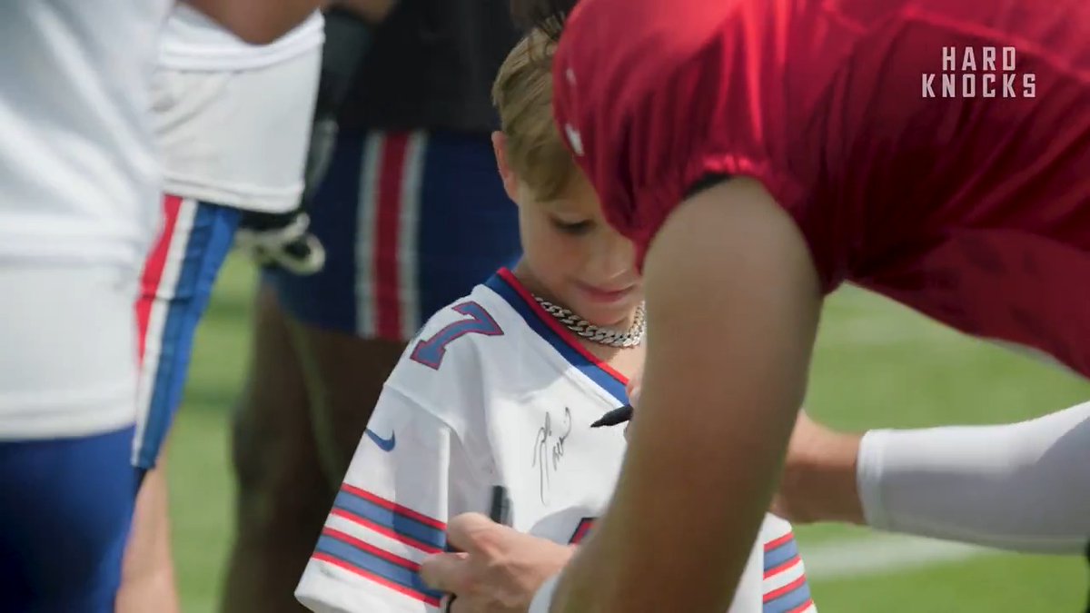 A young fan was hoping to hand off a gift for Josh Allen... Dion Dawkins did him one better ❤️💙 #HardKnocks