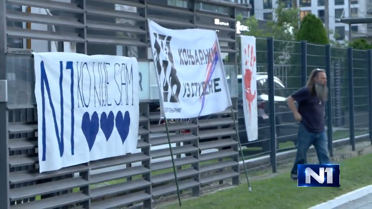 Za sudbinu medija United medije zabrinuti su i građani. Deo njih odlučio je da podrži N1 skupom ispred naše zgrade.