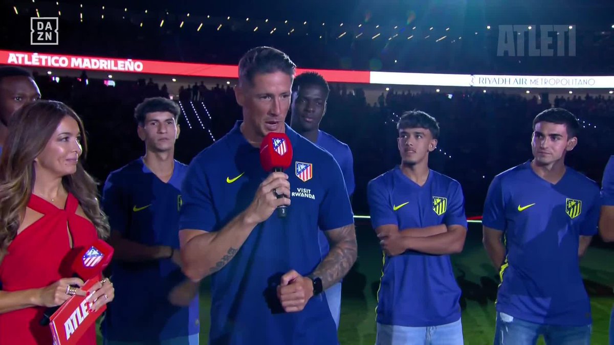 "Siempre es un placer volver a casa. Siempre es especial pisar el césped" ❤️🤍 La emoción de Fernando Torres al volver al Riyadh Air Metropolitano 🏟️