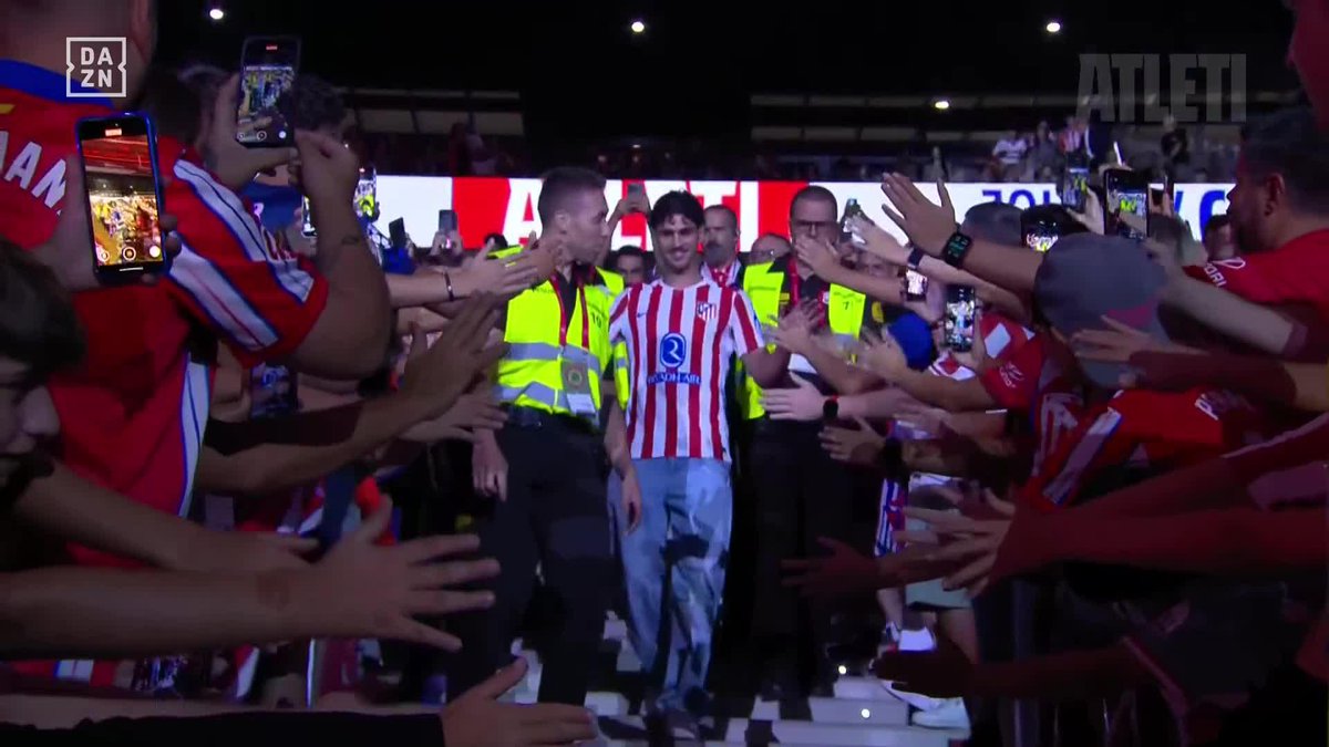 Johnny Cardoso estaba escondido entre el público 🤯😂 Así ha sido la presentación del jugador del Atletico de Madrid ❤️🤍