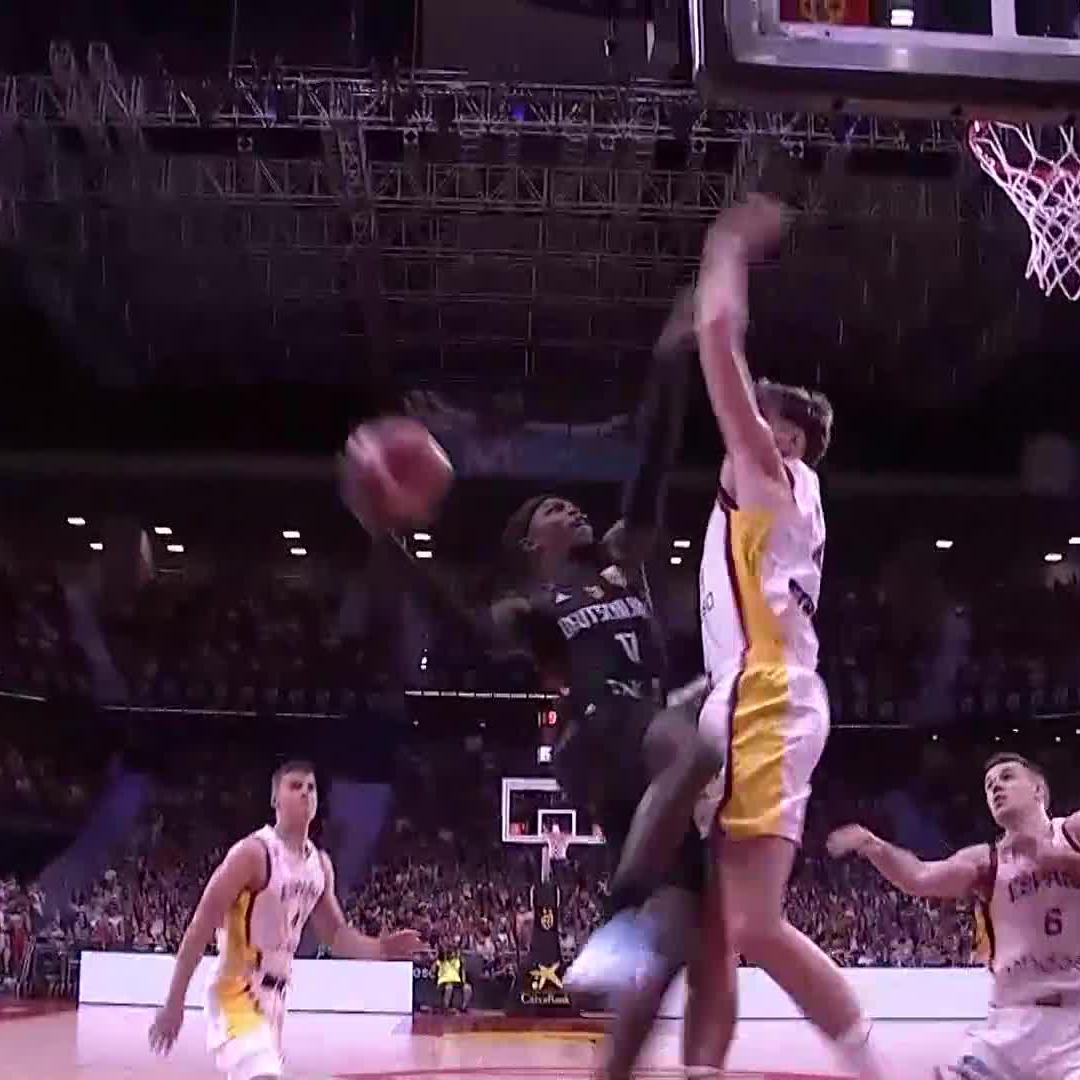 SCHRODER WITH THE CLUTCH DRIVE TO GIVE 🇩🇪 THE WIN IN OT! #EuroBasket x Dt. Basketball Bund