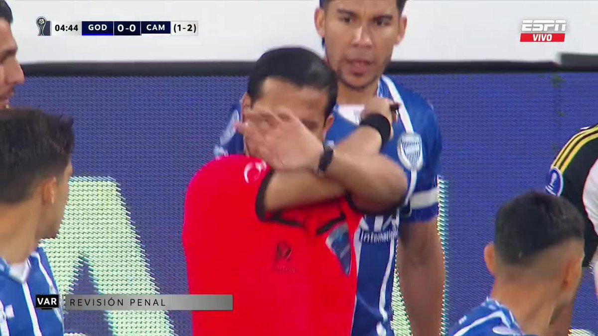 El penal que no le dan a Godoy Cruz es escandaloso. El brazo totalmente extendido. El criterio para las manos y otro episodio más. Y eso que lo fue a chequear al VAR!