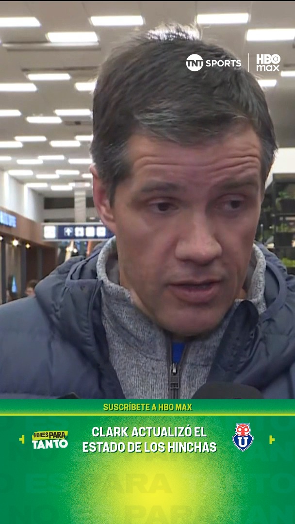 🗣⚽🔵🔴 Actualizó sobre los hinchas Azules en Argentina Michael Clark, presidente de #LaU, dialogó con los medios en el aeropuerto antes de embarcar rumbo a Chile y entregó las últimas novedades sobre los fanáticos detenidos en tierras trasandinas y los pasos a seguir en los próximos días.