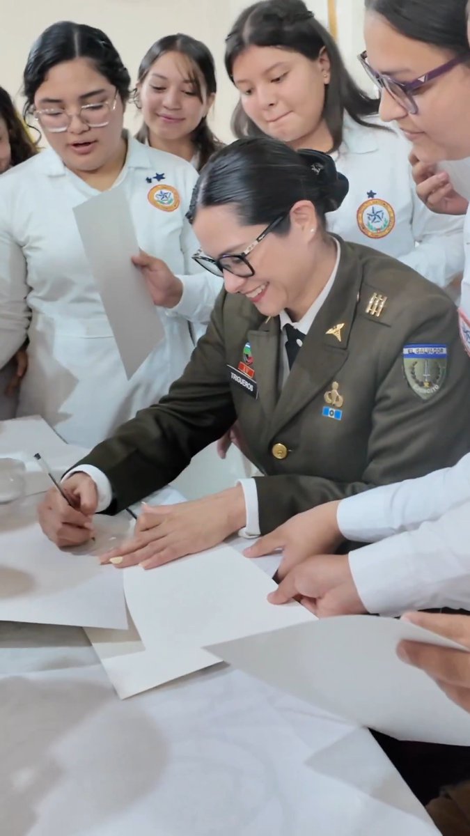 Los haters: ¡La nueva Ministra de Educación está reprimiendo a los jóvenes! ¡Ayuda! Los jóvenes: