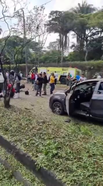 #URGENTE | Colombia se tiñe de sangre: ataques terroristas coordinados sacuden Cali y Antioquia, dejando trece muertos en un solo día. Un carro bomba explotó en las inmediaciones de la Escuela Militar de Aviación Marco Fidel Suárez, en Cali, mientras que en Amalfi un helicóptero de la Policía fue derribado.