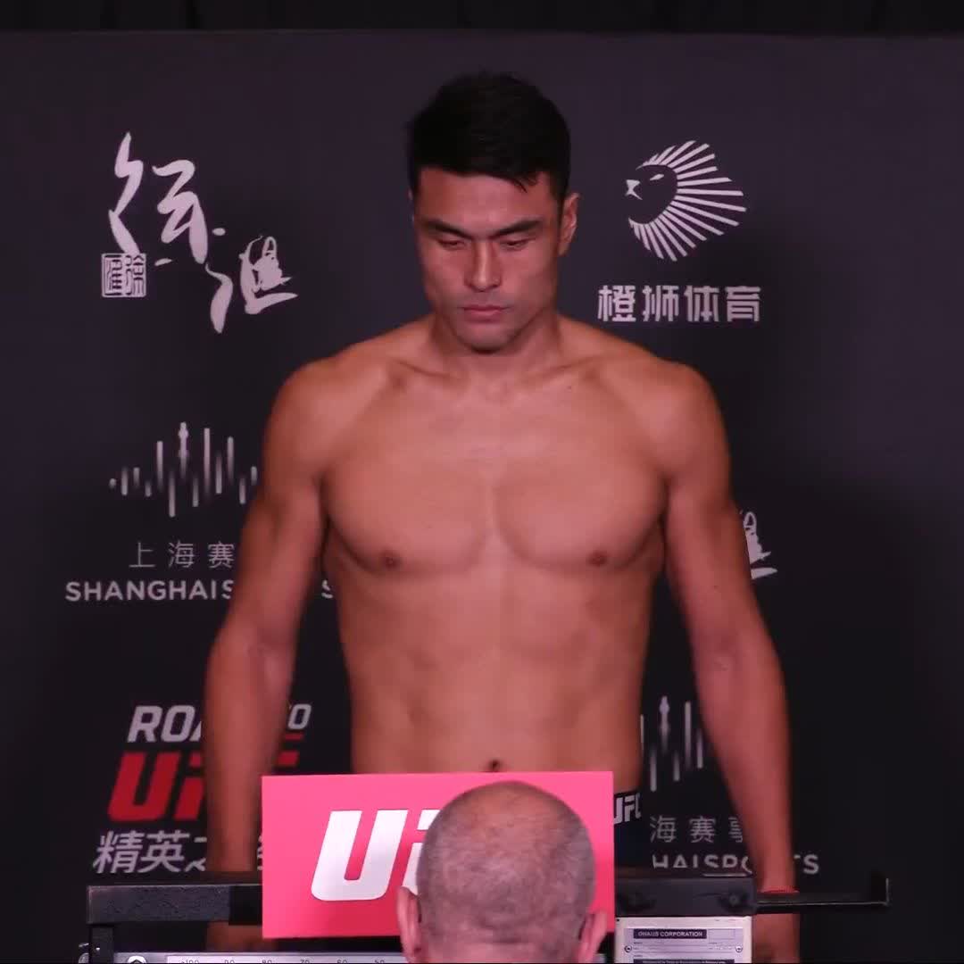 Looking good on the scale 👏 Zhang Mingyang weighs in at 205 pounds! #UFCShanghai
