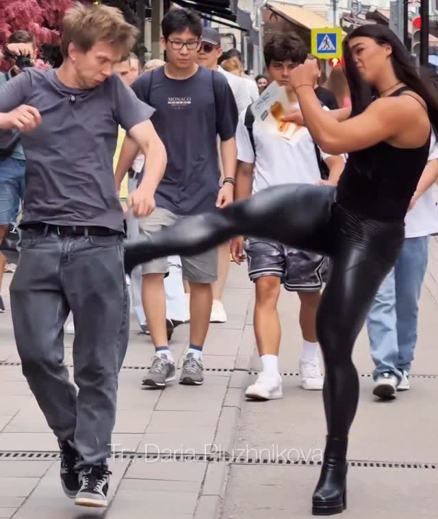 The Chinese guy in tbd back turned around 🤣🤣