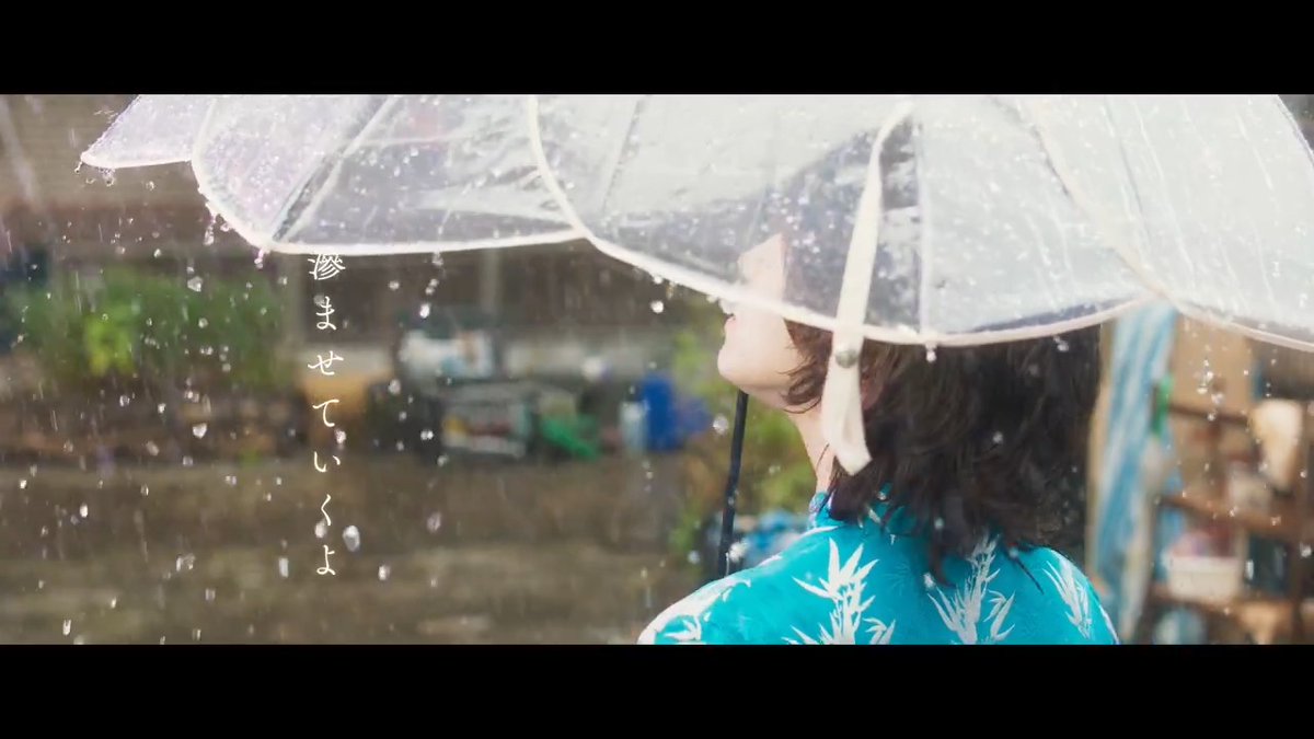 / ／ ノスタルジー溢れる本編映像に #Kroi の奏でるメロディーが響く 主題歌「HAZE」とのコラボPV解禁！ \＼ 映画の主題歌を担当した Kroi×実写映画『#九龍ジェネリックロマンス』の コラボPVが本日解禁されました🎥 ブラウン管のTVから流れる映像からは、 工藤(#水上恒司)と、 彼の婚約者であった鯨井B(#吉岡里帆)が 親密そうに肩を寄せ合う写真が映し出され、 過去という名の決して抱き寄せることのできない “HAZE(もや)”の存在を予感させます。 切なくも美しいミステリーラブロマンスを 垣間見せる映像を淡く包み込んだPVとなっています！ 着々と近づく映画の公開が楽しみですね✨ #九龍GR 8月29日(金)公開🍉 Kroi