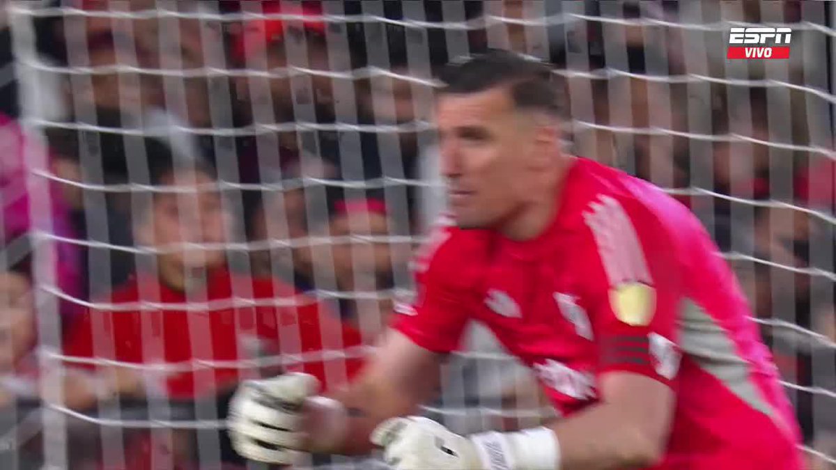Este penal es increíble, Armani se tira 2 horas antes para el otro lado y el burro del 10 con todo el arco libre la tira afuera