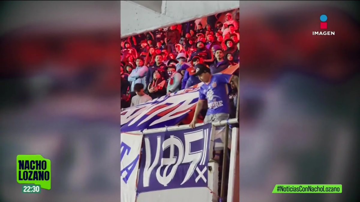 Estas son las escenas que han dado la vuelta al mundo de los linchamientos a sangre frรญa en las gradas del partido entre el #Independiente y la Universidad de Chile por la #CopaSudamericana. A pesar de que habรญa 800 policรญas en el estadio, la golpiza no fue contenida: