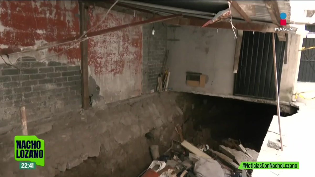 En lo que va de este año, el gobierno de la #CDMX reportó que se abrieron 153 #socavones por las intensas #lluvias. Algunos hoyos han provocado que las familias abandonen sus casas por el riesgo de hundimiento. Hicimos un recorrido y esto encontramos: