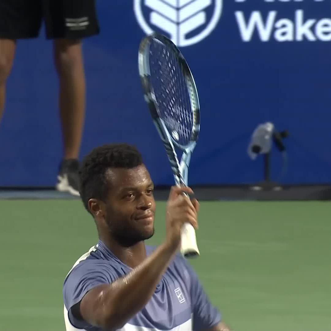 15 aces, ce n'était pas assez pour Giovanni Mpetshi Perricard. Il a donc terminé par un ace mais dans le jeu avec un smash énorme du fond du court. Le Français est en demi-finale à Winston Salem. Lorenzo Musetti ne doit pas forcément être ravi.