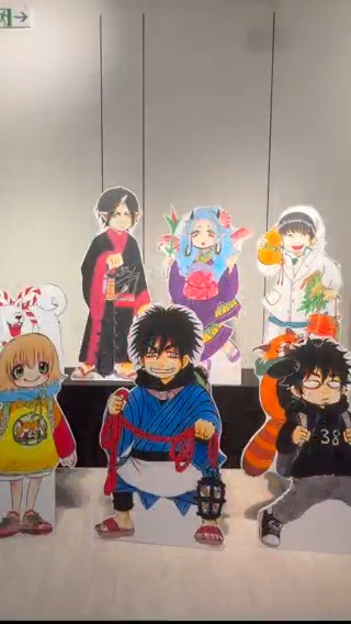 An exhibition featuring original drawings from the artist behind Hozuki's Coolheadedness and Dekin no Mogura: The Earthbound Mole—Ms. Natsumi Eguchi—has begun! The exhibition presents frontispieces and color manuscripts spanning the 15 years since she debuted. Lose yourself in a space somewhere between this world and that of Ms. Eguchi’s creations! #HozukisCoolheadedness #DekinnoMogura 「出禁のモグラ」「鬼灯の冷徹」公式