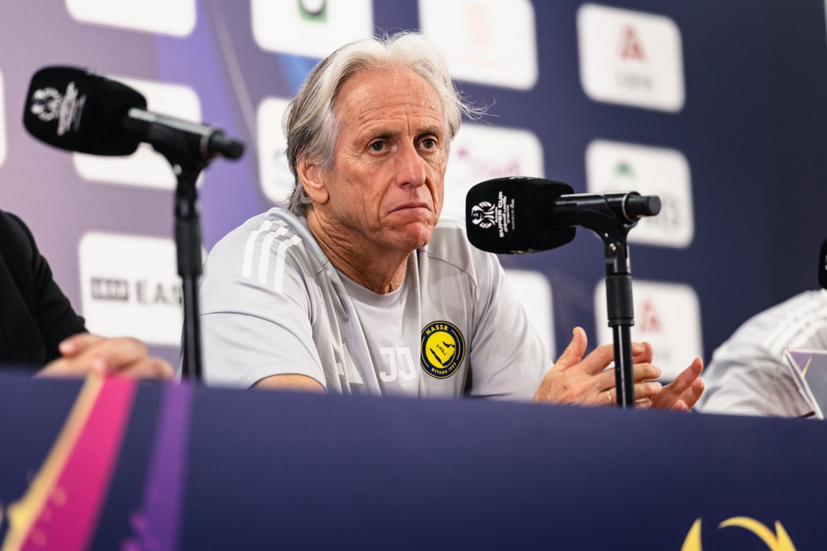 🚨 — إنيغو مارتينيز بعد أن طُلب منه لمس الكأس.. ' لا؛ بدون لمس. '