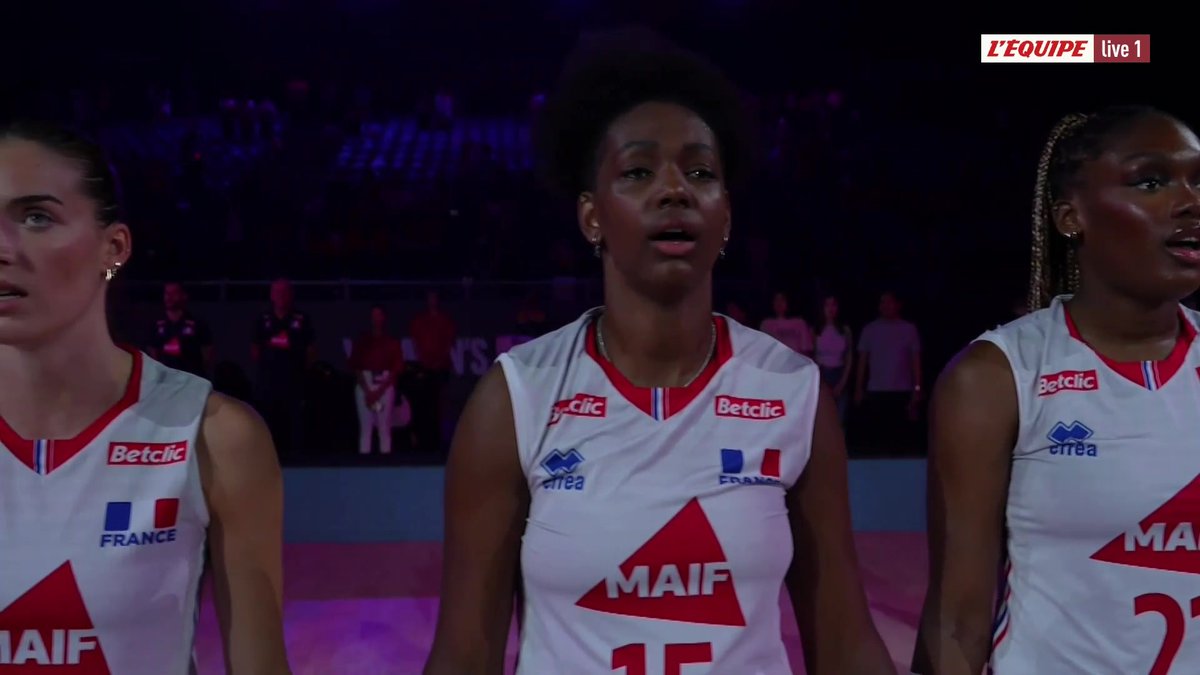 C'est parti pour le premier match des Bleues à la Coupe du monde La rencontre est à suivre en direct sur L'Équipe live > #lequipeATHLE