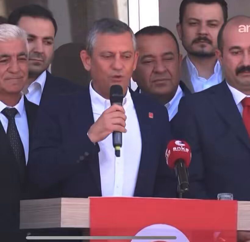 “Konuşacak çok konu var ama konuşmayacağım” dediği anda mikrofonun kesilmesi 😂 “Aç abicim” ve devamında profesyonelce mikrofon kontrolü. Razıyız. “Konuşmayacağın ama neden? Konuşursam akşam mitinge gelmezsiniz, nasılsa dinledik dersiniz”