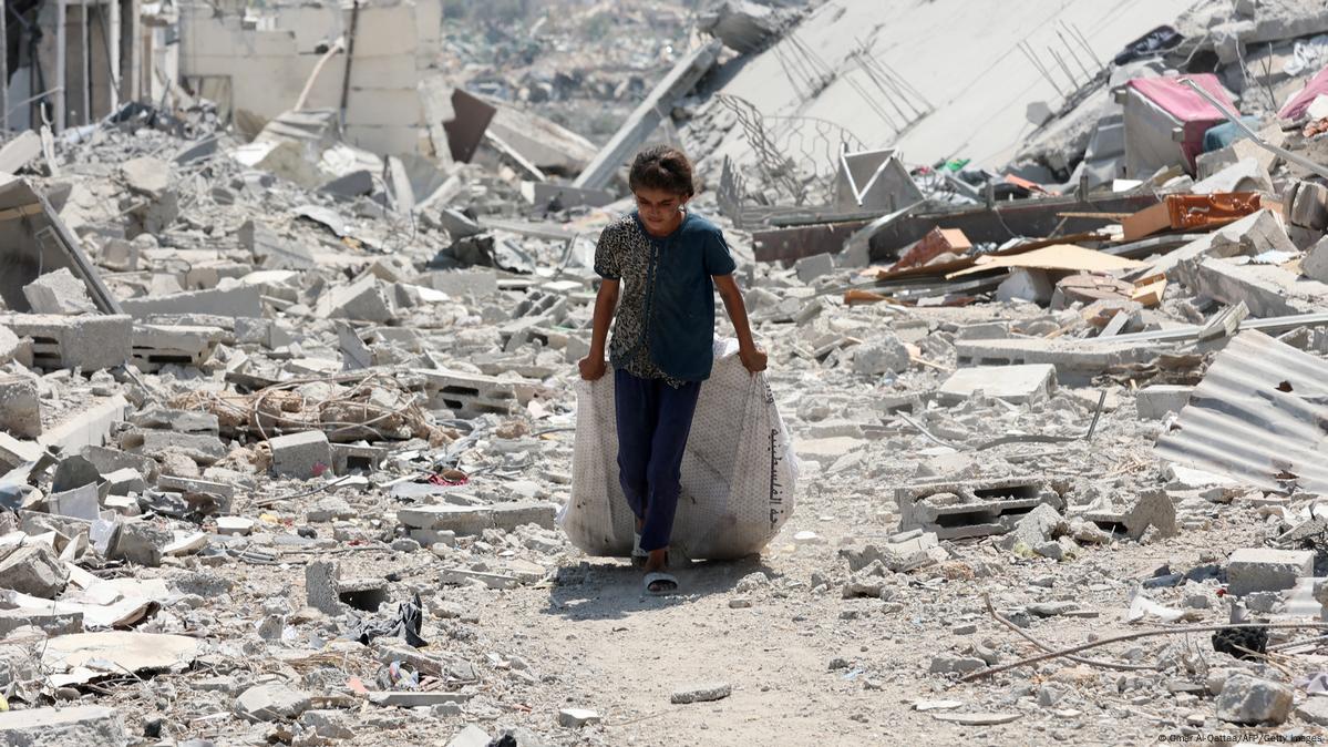 ONU declara hambruna en Gaza; Israel rechaza informe Naciones Unidas declaró oficialmente el viernes la hambruna en Gaza, la primera registrada en Medio Oriente, tras advertir que unas 500.000 personas se encuentran en situación “catastrófica”. Israel rechazó el informe y lo calificó como una “campaña fraudulenta” de Hamás. Un grupo de expertos, respaldado por la ONU, emitió el informe que declaró la existencia de #hambruna./e
