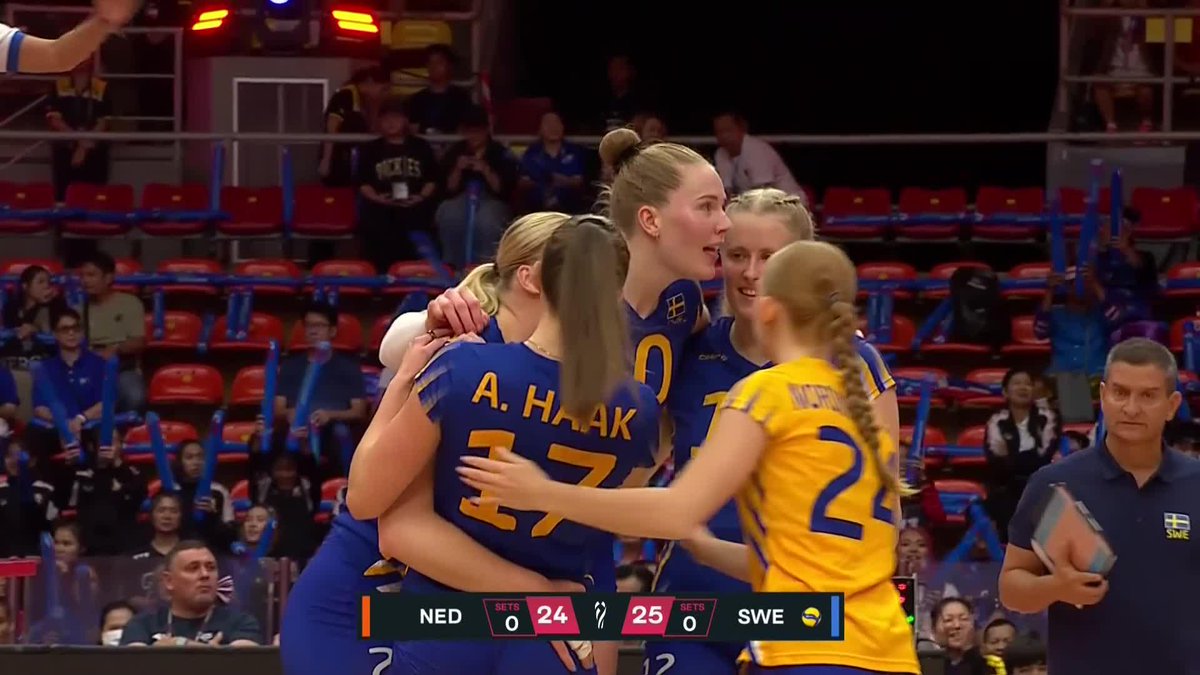 🔥 WHAT A START! 🔥 Isabella Haak 🇸🇪 was on fire with 13 pts 🔥 as Sweden came back to win the first set 27–25 vs the Netherlands 🇳🇱! 📺 Watch LIVE on VBTV: 🏐 #Volleyball #Thailand2025 #WWCH #ElectrifyingThailand