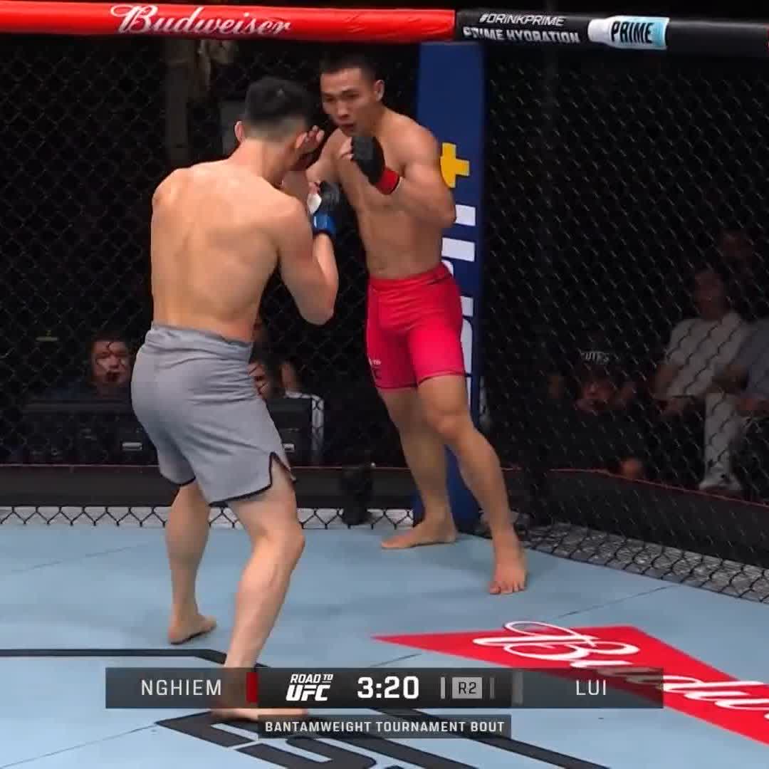 All it takes is one 👊 Lawrence Lui gets the TKO victory in round two! #RTU4