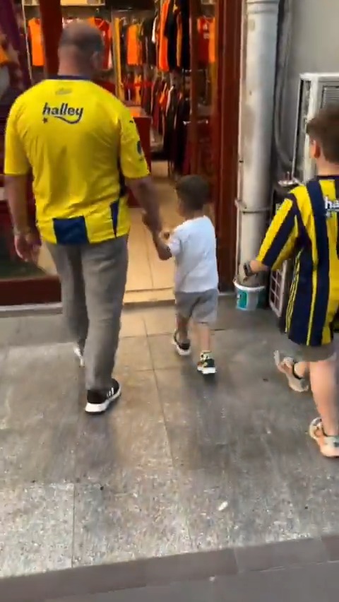 💛❤️ Çocuklar Galatasaraylı oluyor. Minik Aslan Aras'ın babası: "Aras için Galatasaray forması aldık. Fenerbahçe taraftarı olarak biz üzülmeye devam ediyoruz çocuklar Galatasaraylı olmaya devam ediyor..."