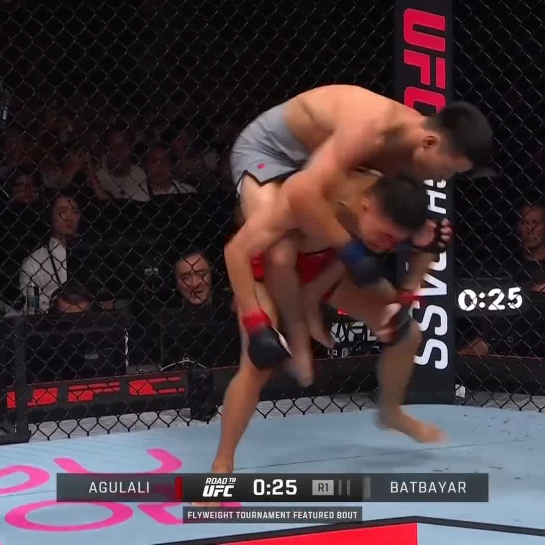 What a performance 👏 Namsrai Batbayar gets the submission victory in round one! #RTU4