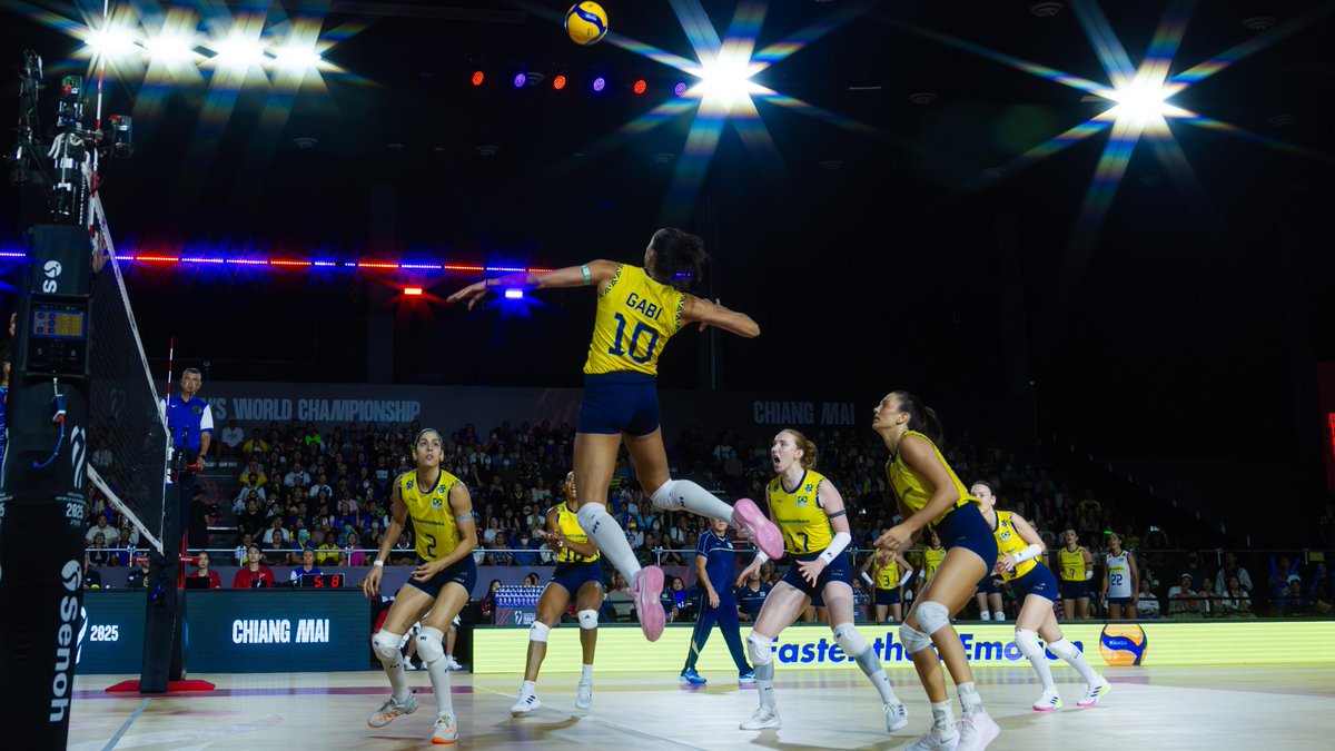 #Thailand2025: 🔥 Brazil 🇧🇷 cruise past Greece 🇬🇷 with a 3–0 sweep in their #WWCH opener! 💥 Gabi led with 18 pts and Julia Bergmann added 16 as the Brazilians made it look easy ✨. 📺 Catch all the action on VBTV: 🛍️ Grab your WCH Merch now: 🏐 #Volleyball #Volei #ElectrifyingThailand