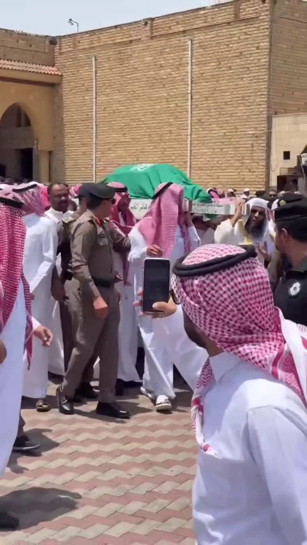 محافظ الطائف الأمير سعود بن نهار يؤدي صلاة الميت على "وضحى الفهمي" التي توفيت متأثرة بإصابتها بعد سقوط لعبة كهربائية في الطائف