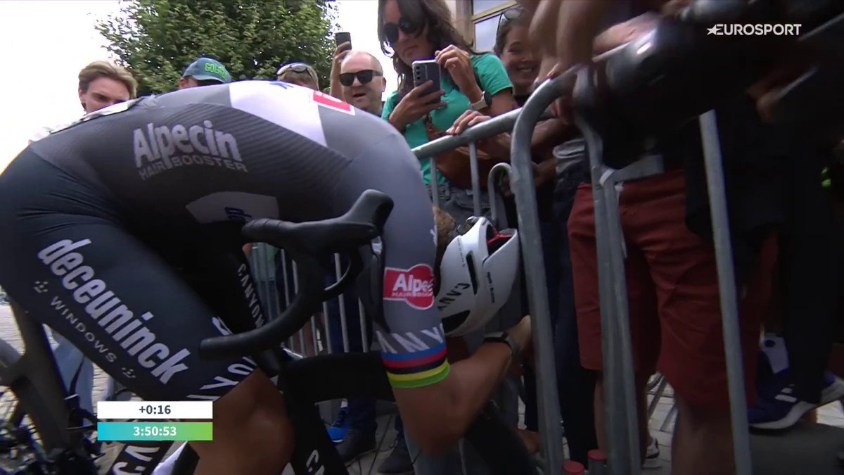 🙌🏼🪨 Mathieu van der Poel nos regala un 𝐌𝐎𝐍𝐔𝐌𝐄𝐍𝐓𝐎 en pleno verano El campeonísimo neerlandés culmina su exhibición ofensiva en la jornada reina del #RenewiTour y triunfa en el Kapelmuur por delante de De Lie, nuevo líder 📺 Lo viviste en Eurosport y HBO Max España