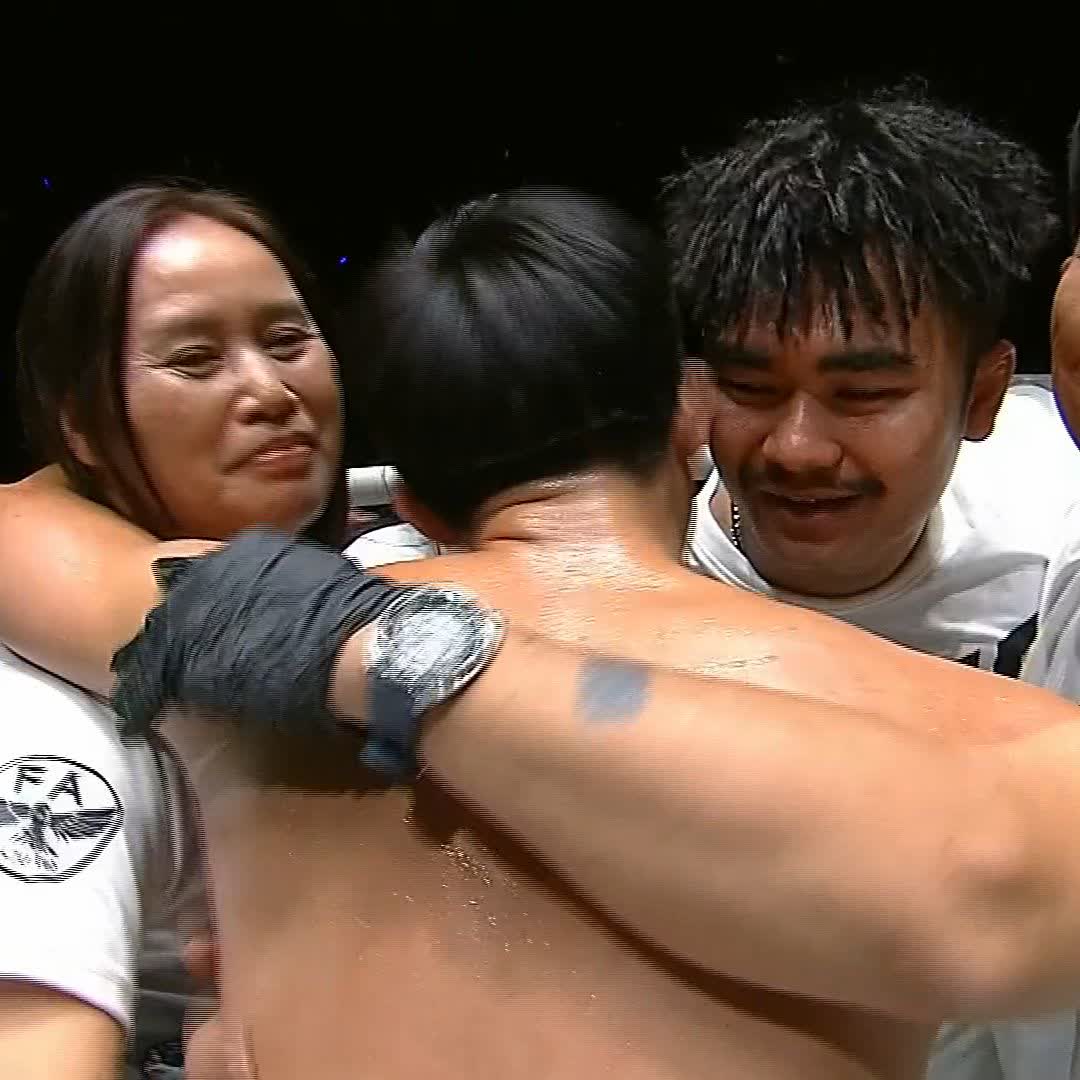 The emotional moment Petchakrit proposes to his girlfriend after his bonus-winning KO! 💍