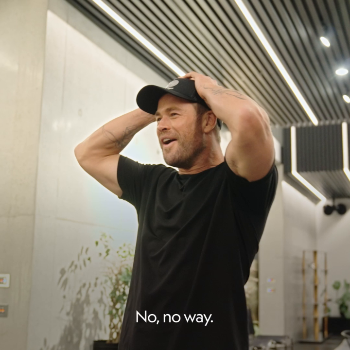 .Chris Hemsworth learns how to manage pain from David Blaine, a lesson he (and we) won't forget! 😬