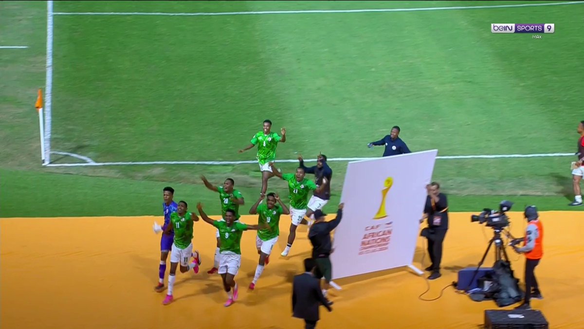 🚨 TERMINÉ ! Madagascar élimine le Kenya et file en demi-finale du Championnat d'Afrique des Nations ! 🇲🇬🌍 Les malgaches affronteront les vainqueurs de Soudan 🇸🇩 vs Algérie 🇩🇿 dans le dernier carré de la compétition. ⚡️