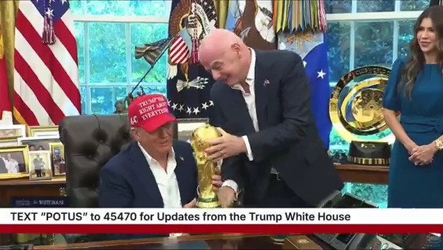 Gianni Infantino (FIFA) adula Trump: "Solo chi vince i Mondiali può toccare la Coppa, ma siccome lei è un vincitore può farlo anche lei" Trump: "Posso tenerla? Starebbe bene sulla parete accanto agli angeli d'oro". Non è Idiocracy