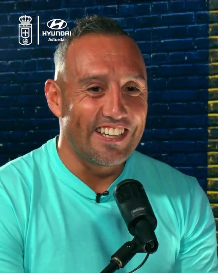 🔜 Un breve adelanto de lo que se viene mañana... 🎙 ‘𝑫𝒆𝒍 𝒃𝒂𝒓𝒓𝒐 𝒂𝒍 𝒄𝒊𝒆𝒍𝒐’ 💫 Un lujo escucharte siempre Santi Cazorla #RealOviedo 🔵⚪