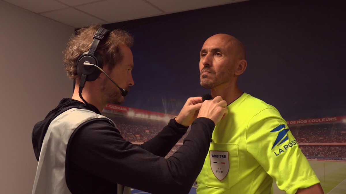 L'arbitre de la rencontre Hakim Ben El Hadj équipé d'un micro 🎤 Des séquences inédites à venir exclusivement sur L1+ 😍 #PSGSCO