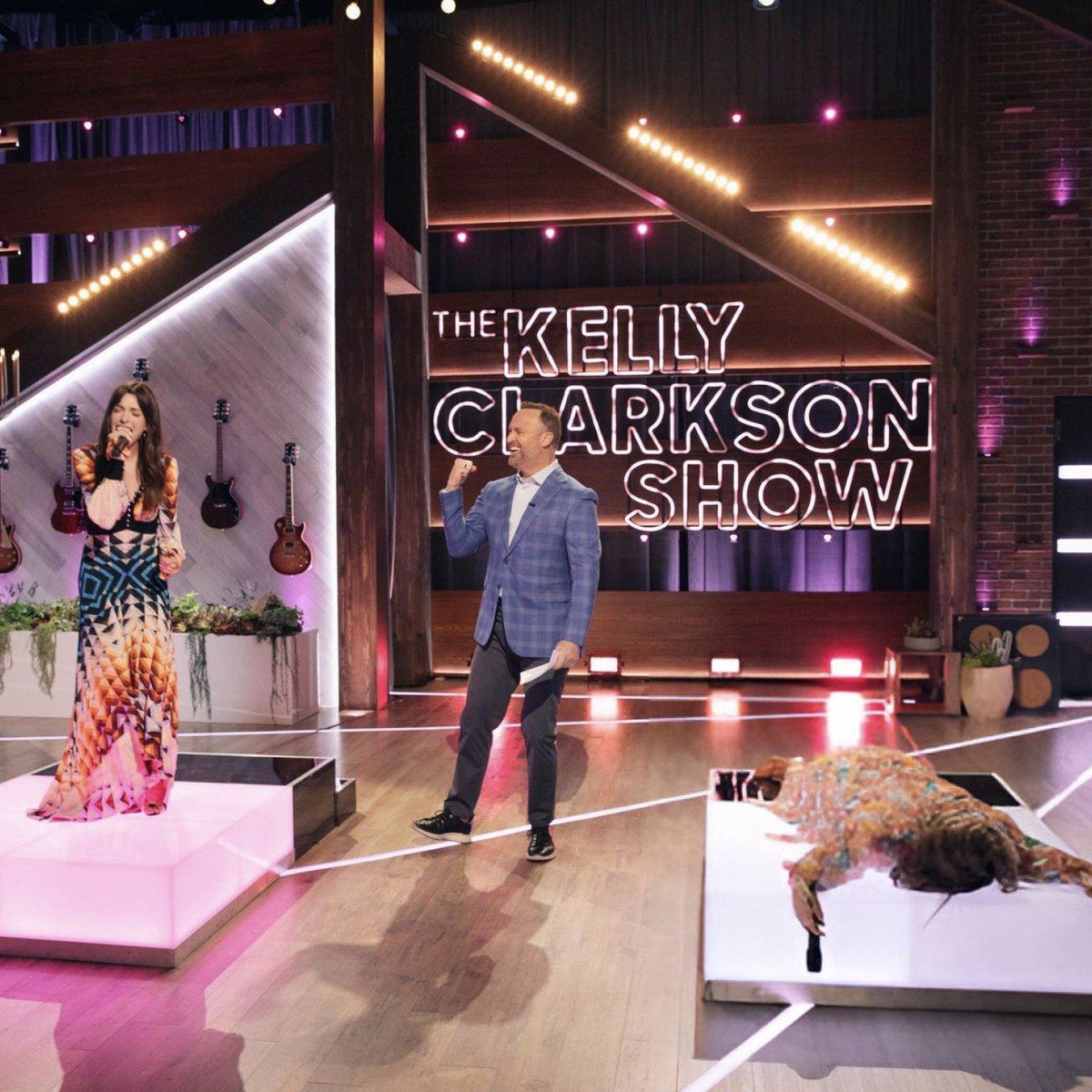 I’ll NEVER forget the day Anne Hathaway completely gagged Kelly Clarkson by singing her OWN SONG, right after Kelly begged for a song she actually knew because she was losing the singing game so badly 😂