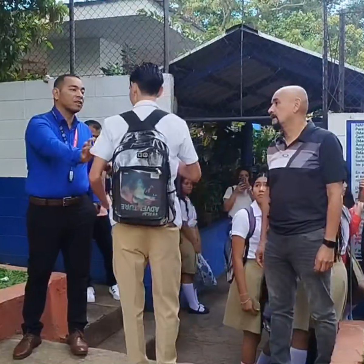 Escuelas de El Salvador refuerzan normas de conducta y presentación Escuelas y colegios en El Salvador supervisan que los estudiantes cumplan las normas del Ministerio de Educación: cortes de cabello, uniforme limpio y saludos respetuosos.