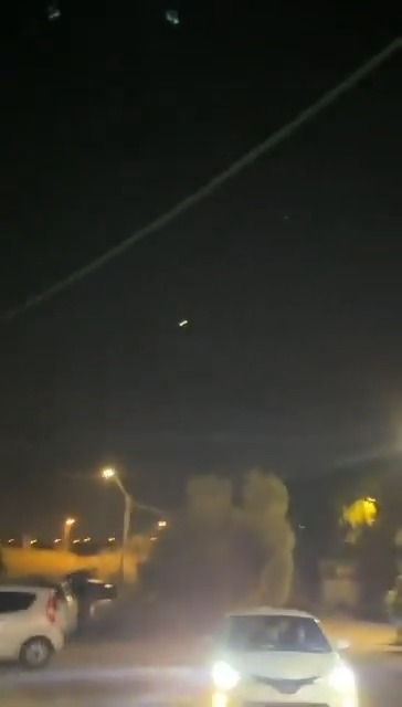فيديو يوثق وصول الصاروخ اليمني الى هدفه ووقوع انفجار كبير لحظة الاصطدام اي حديث صهيوني عن نجاح عملية اعتراضه هو كذب