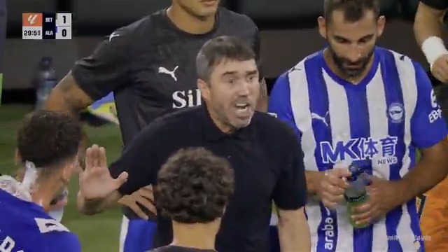 🗣 'Chacho' Coudet es 𝐏𝐔𝐑𝐀 𝐈𝐍𝐓𝐄𝐍𝐒𝐈𝐃𝐀𝐃. 💙 Deportivo Alavés 💙 #RealBetisAlavés | #BehindLALIGA | #VUELVELALIGA