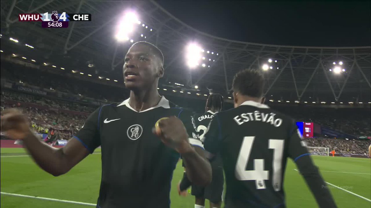 Moisés Caicedo hasta despejando te clava un gol. ¡Siempre crack, Niño Moi! 🇪🇨