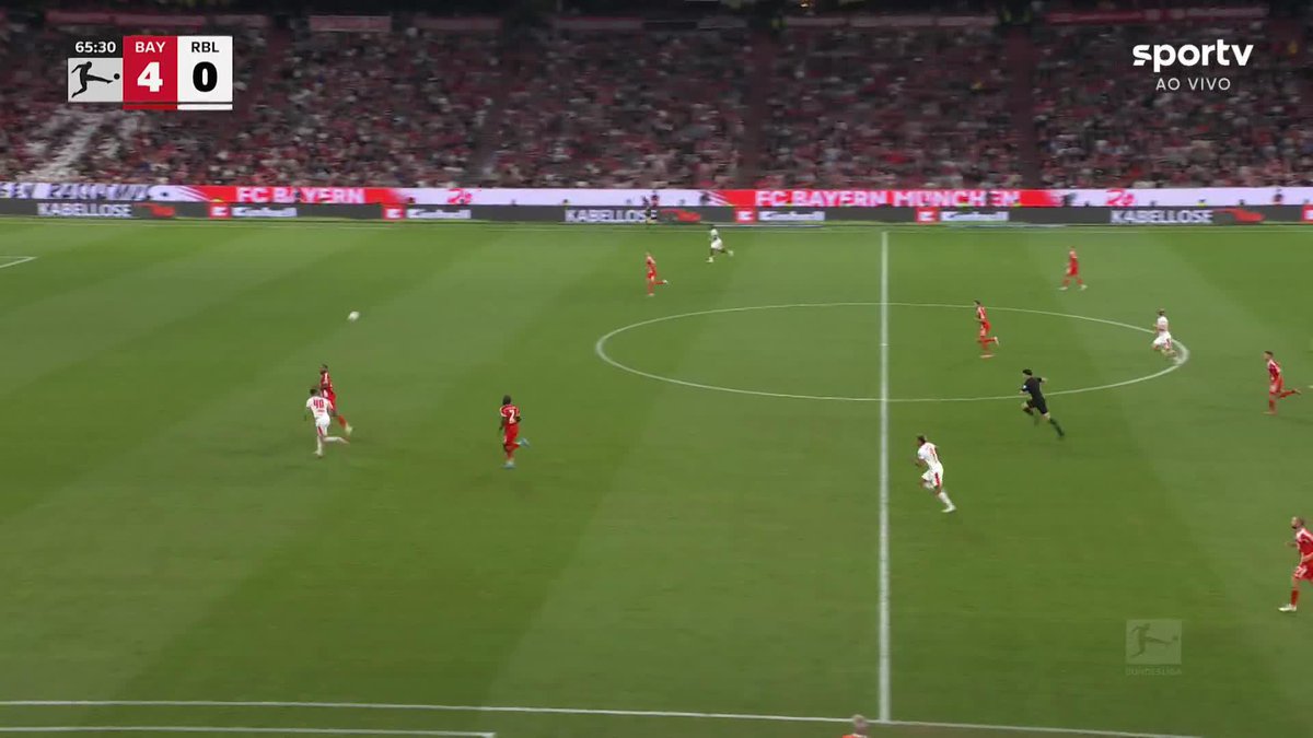 Bizarro! O RB Leipzig chegou a marcar na goleada sofrida para o Bayern de Munique, pela Bundesliga, mas teve o gol anulado. O motivo? O jogador cobrou a falta para ele mesmo no início da jogada.