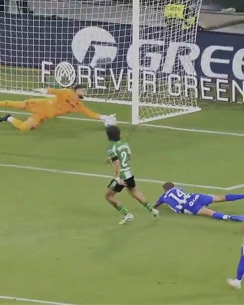 🔝 ¡Sivera se está haciendo gigante! 👀 El portero del Alavés mantiene la ventaja mínima con paradas como esta.