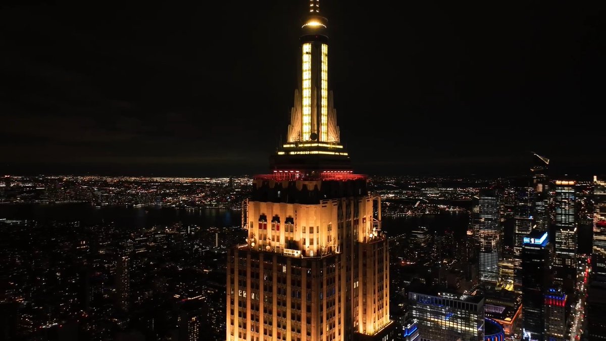 Shining in gold tonight to kick off KPOP DEMON HUNTERS Golden Weekend with Netflix Watch tonight's music-to-light show to "Golden" live at 9pm EST: