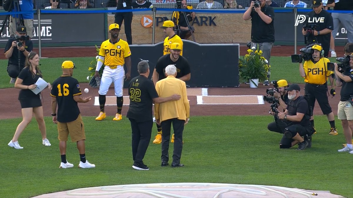 This first pitch from Vern Law to Paul Skenes is everything 💛🖤
