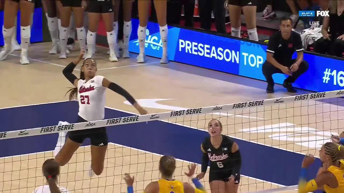 Harper Murray incoming ‼️ She helps push Nebraska Volleyball to an impressive lead over No. 3 Pitt in the second set. 📺: FOX #AVCAFirstServe